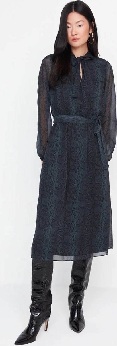 Trendyol Vrouwen Ballon Mouw Sjaalkraag Verschuiving Jurk 1 Trendyol Vrouwen Ballon Mouw Sjaalkraag Verschuiving Jurk