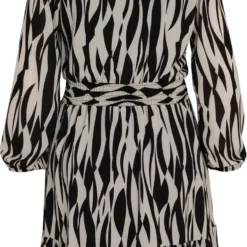 Paprika Korte Jurk Met Grafische Print, Fronsjes En Smokwerk -Trendy Meid Verkoop 755x1200 6