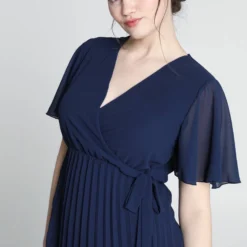 Cassis Korte, Effen Plisséjurk Met Wikkelkraag En Knoop -Trendy Meid Verkoop 799x1200 151