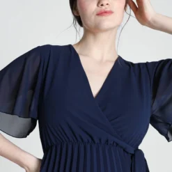 Cassis Korte, Effen Plisséjurk Met Wikkelkraag En Knoop -Trendy Meid Verkoop 799x1200 153