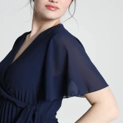 Cassis Korte, Effen Plisséjurk Met Wikkelkraag En Knoop -Trendy Meid Verkoop 799x1200 154