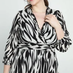 Paprika Korte Jurk Met Grafische Print, Fronsjes En Smokwerk -Trendy Meid Verkoop 799x1200 186