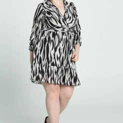 Paprika Korte Jurk Met Grafische Print, Fronsjes En Smokwerk -Trendy Meid Verkoop 799x1200 187