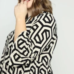 Paprika Halflange Jurk In Viscose Met Geometrisch Motief En Knopen 18 Paprika Halflange Jurk In Viscose Met Geometrisch Motief En Knopen -Trendy Meid Verkoop 799x1200 21