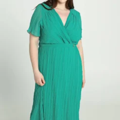 Promiss Halflange, Effen Plisséjurk Met Wikkelkraag En Juweelriem