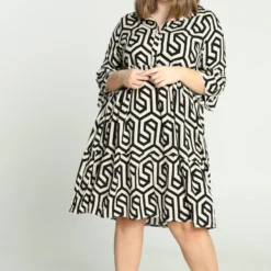 Paprika Halflange Jurk In Viscose Met Geometrisch Motief En Knopen 19 Paprika Halflange Jurk In Viscose Met Geometrisch Motief En Knopen -Trendy Meid Verkoop 799x1200 22