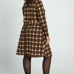 Paprika Korte Jurk In Crêpe Met Grafisch Motief 13 Paprika Korte Jurk In Crêpe Met Grafisch Motief -Trendy Meid Verkoop 799x1200 224