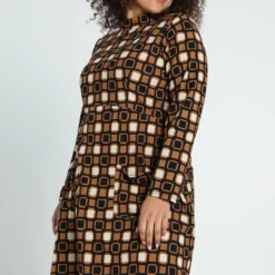 Paprika Korte Jurk In Crêpe Met Grafisch Motief 14 Paprika Korte Jurk In Crêpe Met Grafisch Motief -Trendy Meid Verkoop 799x1200 225