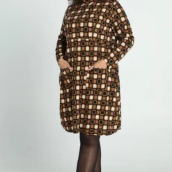 Paprika Korte Jurk In Crêpe Met Grafisch Motief 15 Paprika Korte Jurk In Crêpe Met Grafisch Motief -Trendy Meid Verkoop 799x1200 226