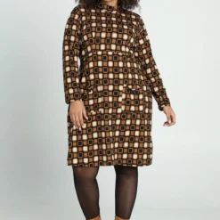 Paprika Korte Jurk In Crêpe Met Grafisch Motief 16 Paprika Korte Jurk In Crêpe Met Grafisch Motief -Trendy Meid Verkoop 799x1200 227