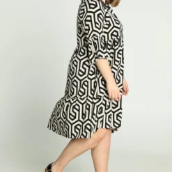 Paprika Halflange Jurk In Viscose Met Geometrisch Motief En Knopen -Trendy Meid Verkoop 799x1200 235