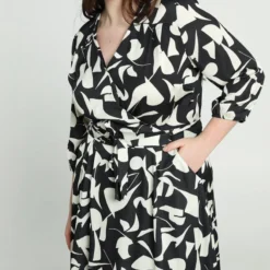 Promiss Halflange Jurk Met Grafisch Motief, Valse Wikkelkraag En Riem -Trendy Meid Verkoop 799x1200 279