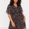 Trendyol Vrouwen Standaard Mouw Cache-coeur A-lijn Plus Size Jurk