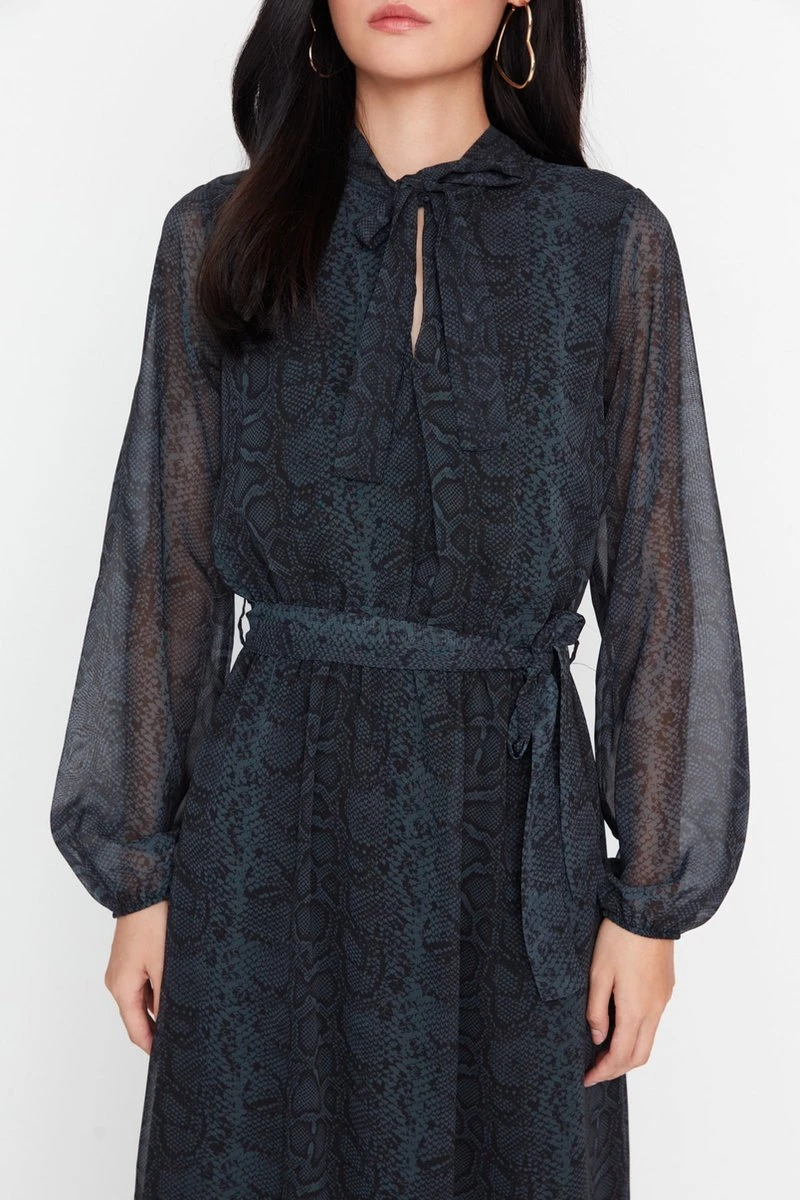 Trendyol Vrouwen Ballon Mouw Sjaalkraag Verschuiving Jurk 5 Trendyol Vrouwen Ballon Mouw Sjaalkraag Verschuiving Jurk - Afbeelding 5