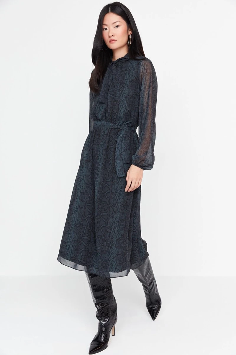 Trendyol Vrouwen Ballon Mouw Sjaalkraag Verschuiving Jurk 8 Trendyol Vrouwen Ballon Mouw Sjaalkraag Verschuiving Jurk - Afbeelding 8