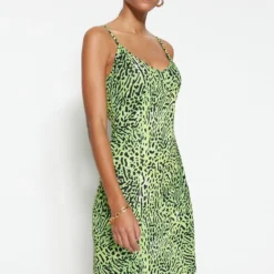 Trendyol Vrouwen Standaard Mouw V-hals Bodycon Jurk