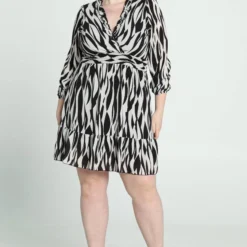 Paprika Korte Jurk Met Grafische Print, Fronsjes En Smokwerk -Trendy Meid Verkoop 808x1200 13