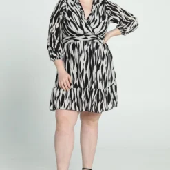 Paprika Korte Jurk Met Grafische Print, Fronsjes En Smokwerk -Trendy Meid Verkoop 810x1200 23