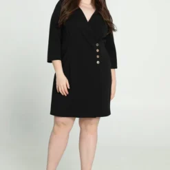 Promiss Halflange, Effen Jurk Met Valse Wikkelkraag En Decoratieve Knopen -Trendy Meid Verkoop 835x1200 5