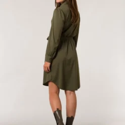 IVY BEAU Nicole Jurk - Olive - Maat 46 8 IVY BEAU Nicole Jurk - Olive - Maat 46 -Trendy Meid Verkoop 876x1200 7